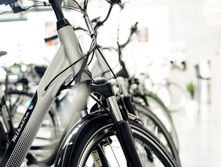 Testcentrum van Velektro bezoeken om de juiste elektrische mountainbike te kopen